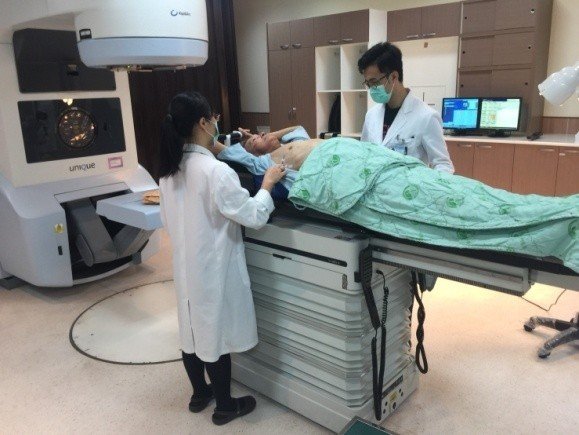 陳先生接受銳速刀積極治療，消除了第4期下咽癌。圖／北港媽祖醫院提供。